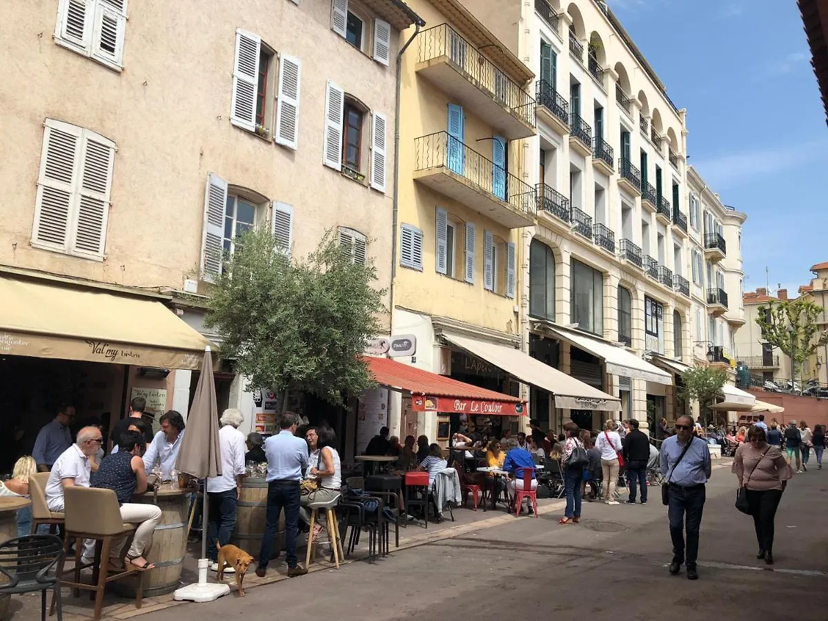 2P Renove En 2025 -Cannes Centre- Palais Des Festivals - France